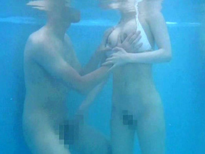 プールの中で水中性交近親相姦！母と息子がハメまくりの卑猥映像！