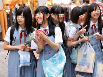 修学旅行で上京してきた女子校生がナンパで口説かれハメまくり！巨根ドカ突き悶絶イキ！