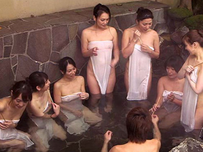 混浴風呂でデカチン見せつけ発情した奥様たちと温泉旅館でやりまくり！