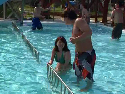 プールで水着姿のお姉さんを痴漢しちゃうおじさんｗｗそのままプール内で挿入！？
