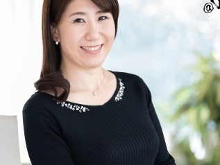 【清楚奥様の初撮り本気】「私、頑張っちゃう♡」巨乳清楚な奥様が、初撮りエッチで本性むき出し！巨乳を揺らして、初々しいエッチがエロかわいい、奥様のデビュー作がヤバい！