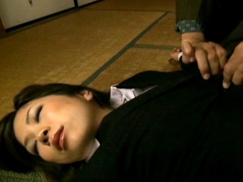 【清楚系人妻の無理やりレイプ】「んんっ…」巨乳清楚でエッチな人妻がレイプSEXで悶絶♡抵抗むなしく快楽に溺れる過激な展開！