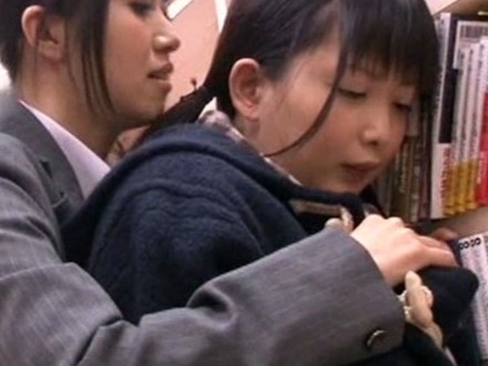 【巨乳スレンダーJKレズ痴漢】『何するのぉ♡』レズ痴漢エッチでJKが乱れまくる！スレンダー美ボディと巨乳が最高！JKの隠れた欲望がレズビアンに…！