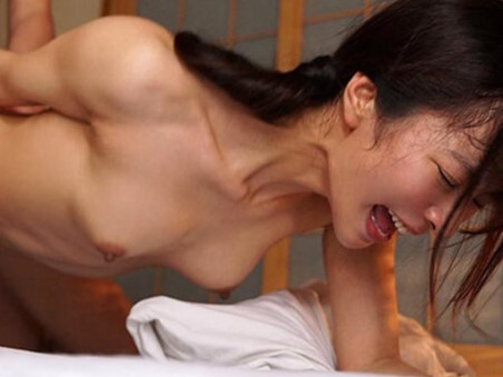 【スレンダー巨乳ヤリマン妻】「そこはダメ…でも気持ちいい♡」人妻の敏感ボディが中出しエッチで乱れまくる！美乳揺らして本気の喘ぎ！