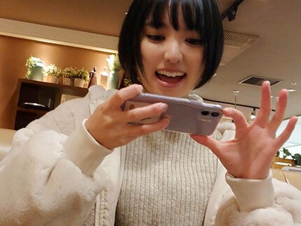 【ヤバいんです♡】巨乳スレンダーJDがエロカワビッチ全開！制服から覗く美乳がヤバすぎるエロ動画♡