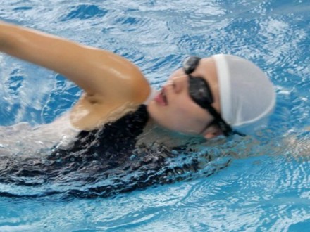 【巨乳スレンダー水着お姉さんのデビューエッチ】「もっと気持ちよくしてあげる♡」ナイスボディのお姉さんが初エッチで大胆に！巨乳を揺らして感じまくる！