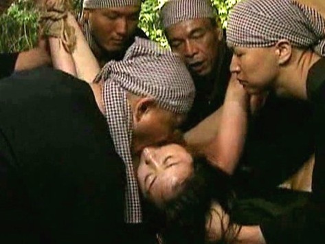 【巨乳スレンダー美熟女の集団レイプ】「何するの…♡」エロい美熟女が複数の男に囲まれてエッチな目に！巨乳を揺らして感じまくる姿がエロすぎる！