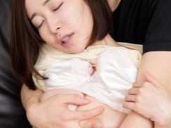 【禁断のトモダチ関係】「やめなきゃダメなのに…」巨乳で清楚なママ友と危険なライン越え♡エッチすぎるカラダに我慢できず、いけないSEXに溺れる！