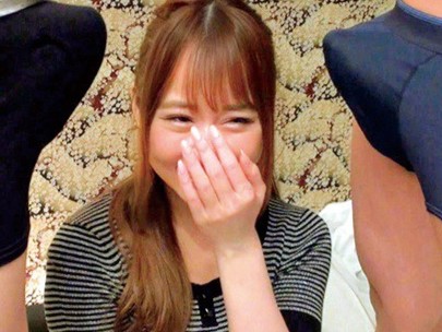 【素人ナンパ】「えっ、何するの？♡」巨乳でウブな美少女にチンポ見せたら…まさかの即ハメ！押しに弱い彼女がエッチなことに夢中！！